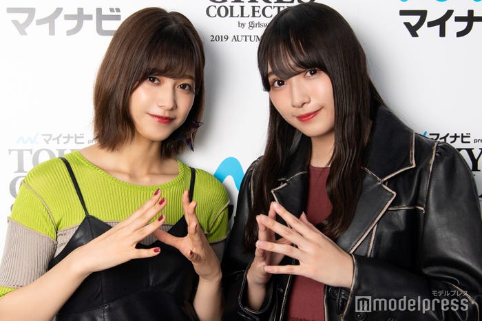 シャッターに合わせて同じポーズ“パー”をする渡邉理佐&渡辺梨加(C)モデルプレス