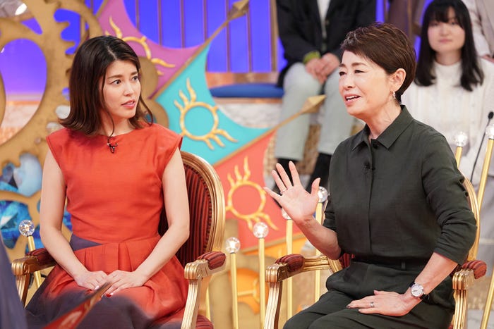 (左から)神田愛花、安藤優子(C)日本テレビ