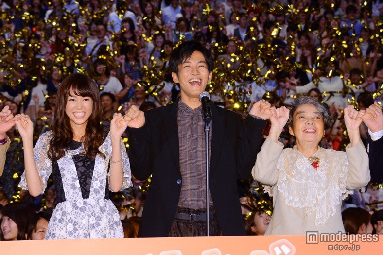 ギネス世界記録TMに挑戦した（左から）桐谷美玲、松坂桃李、樹木希林