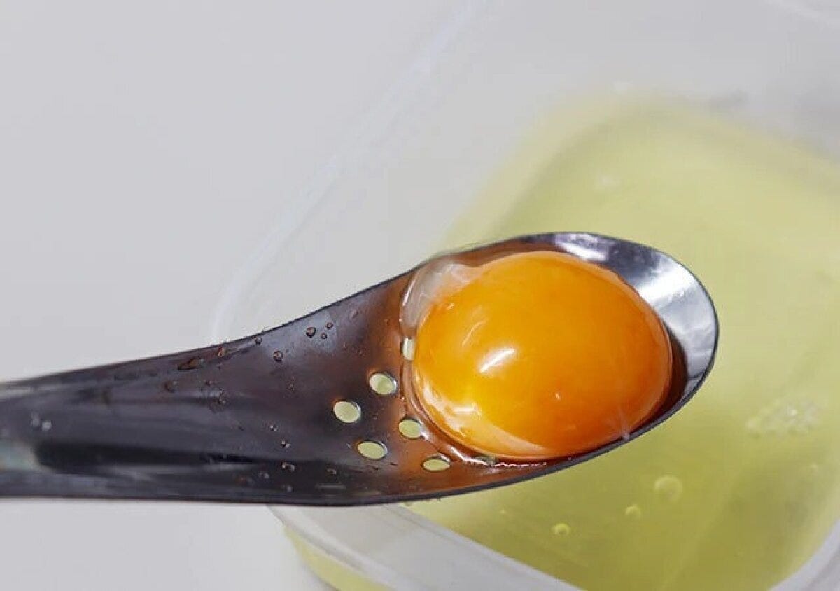 ダイソー　盛り付け穴あきレンゲスプーン　使用例　卵黄