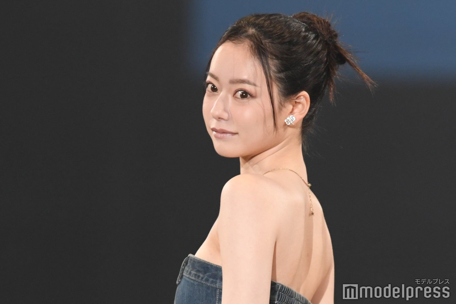 なごみ、大胆バックオープントップスから美背中披露「二度見した」「スタイル抜群」