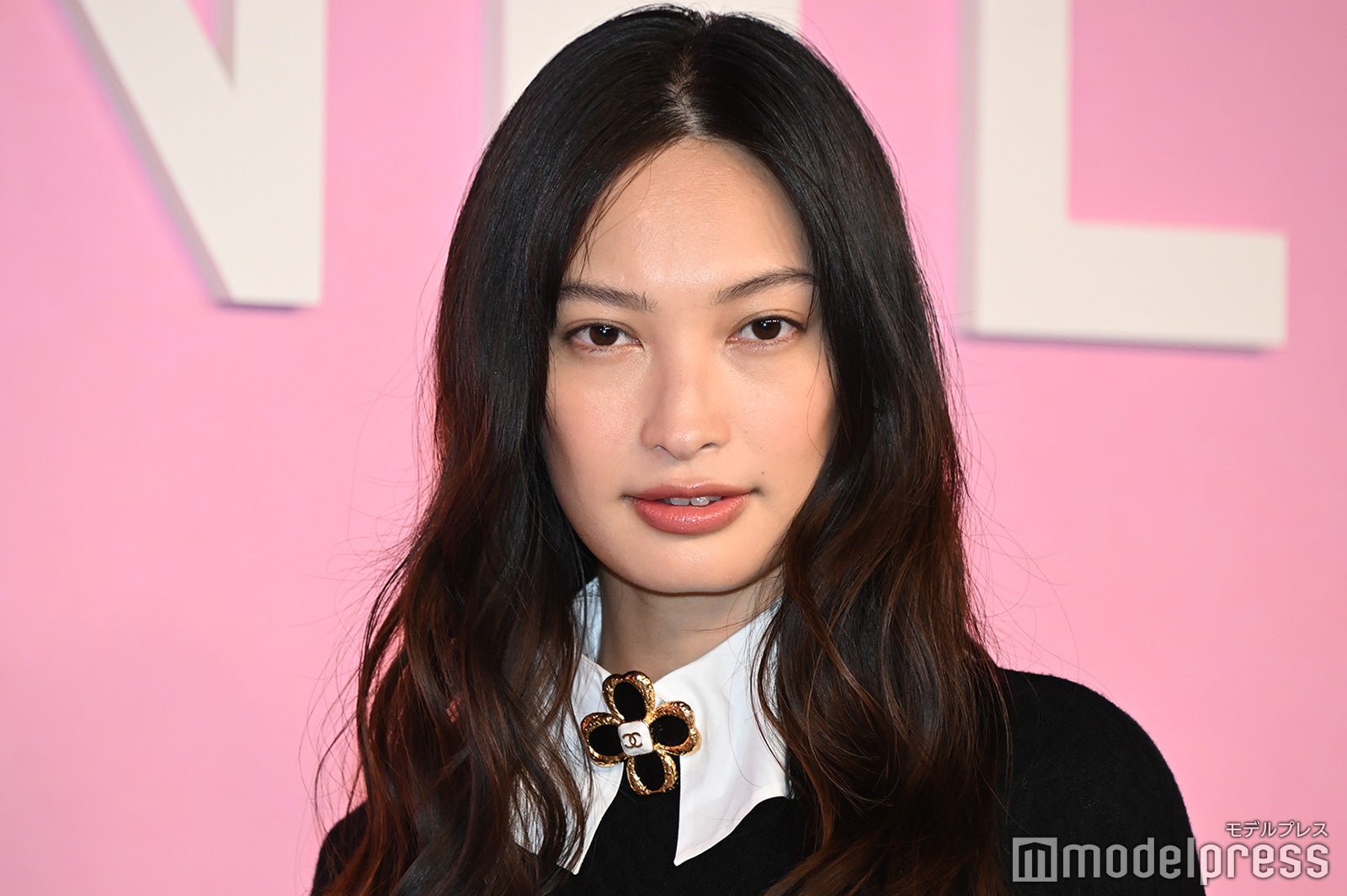 大政絢「CHANEL」カシミアドレスで圧巻スタイル際立つ 華麗なポージングで魅了＜メティエダール コレクション CHANEL-DAKAR＞