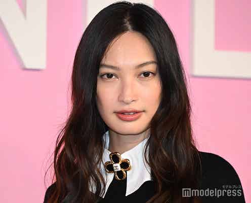 大政絢「CHANEL」カシミアドレスで圧巻スタイル際立つ 華麗なポージングで魅了<メティエダール コレクション CHANEL-DAKAR>