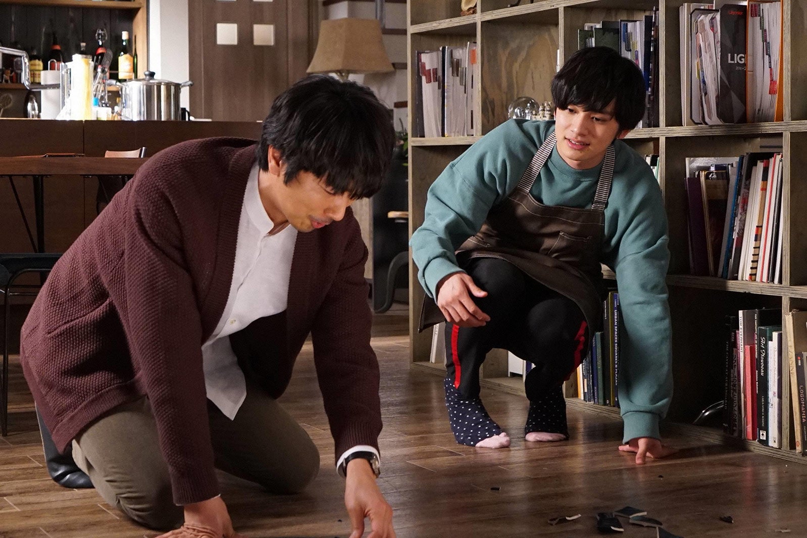 眞島秀和、北村匠海／「隣の家族は青く見える」第6話より（C）フジテレビ