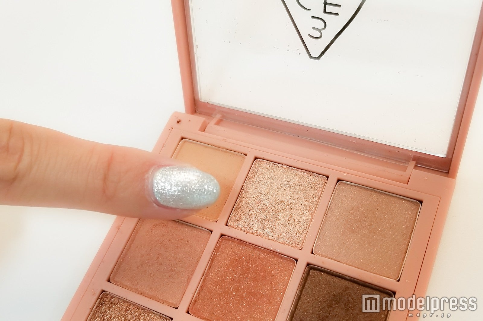 ②上段中央（C）モデルプレス