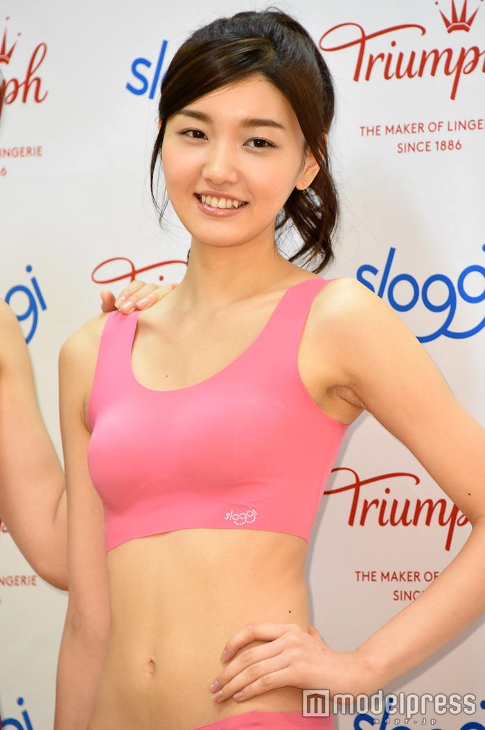 静麻波(C)モデルプレス