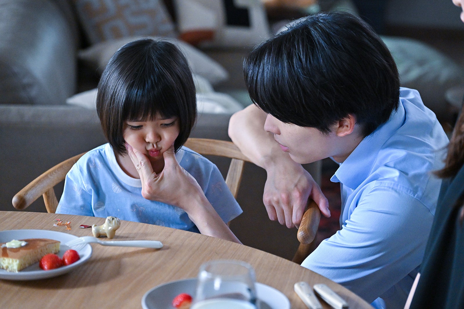 倉田瑛茉、松村北斗「西園寺さんは家事をしない」第6話より（C）TBS