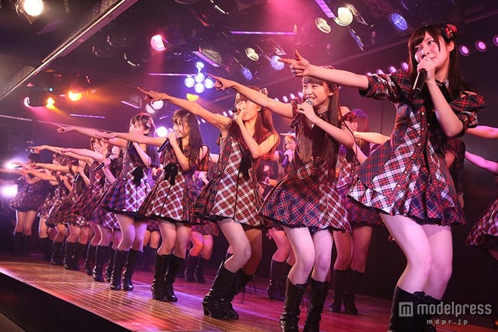 『バイトAKB 素敵な思い出をありがとう公演~最後の本気のバイト、劇場で見てください!!~』ステージの様子(C)AKS