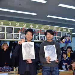 学生たちがデッサン画をプレゼント／（左から）妻夫木聡、石井裕也監督