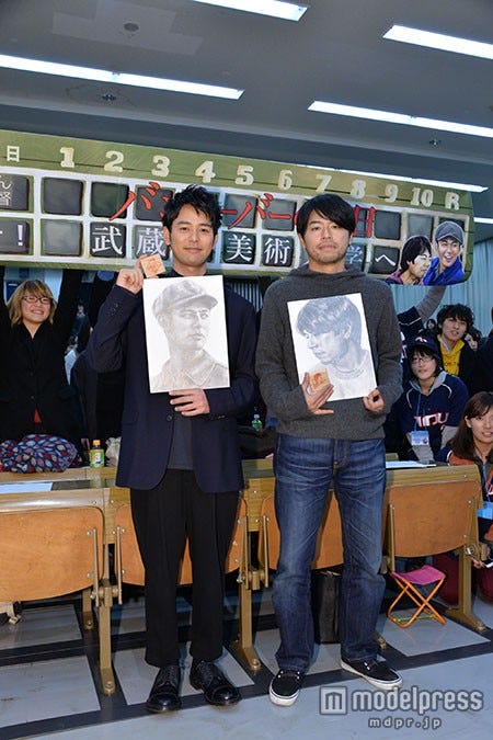 学生たちがデッサン画をプレゼント/(左から)妻夫木聡、石井裕也監督