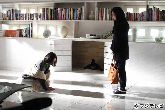 中谷美紀(左)が水川あさみ(右)に土下座する衝撃のシーン(C)フジテレビ