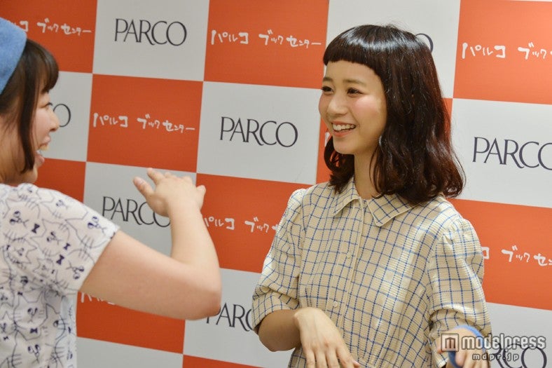 ファンとの会話を楽しむ三戸なつめ