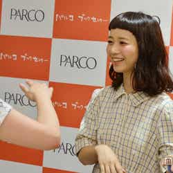 ファンとの会話を楽しむ三戸なつめ
