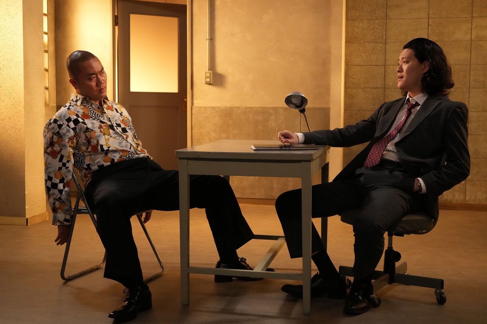 （左から）岡部大、粗品（C）フジテレビ