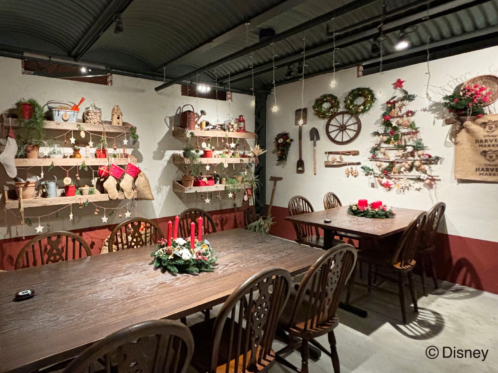 最大10人で利用できるミッキーマウスデザイン個室AB　￥6,000（横浜赤レンガ倉庫店）。カーテンで区切って4名、6名の小人数利用もOK。（C）Disney