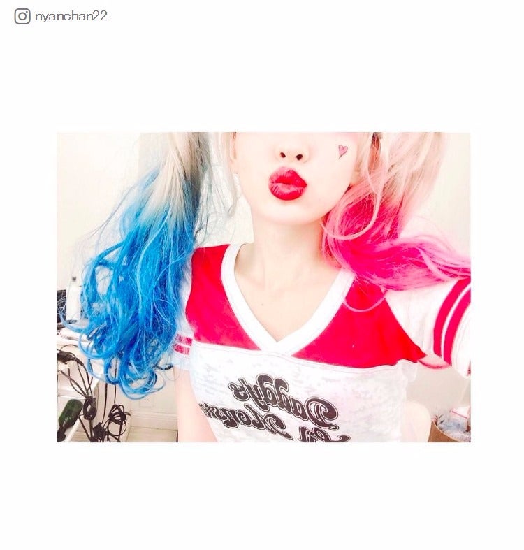 小嶋陽菜、ハーレイ・クイン風ショット公開／小嶋陽菜Instagramより