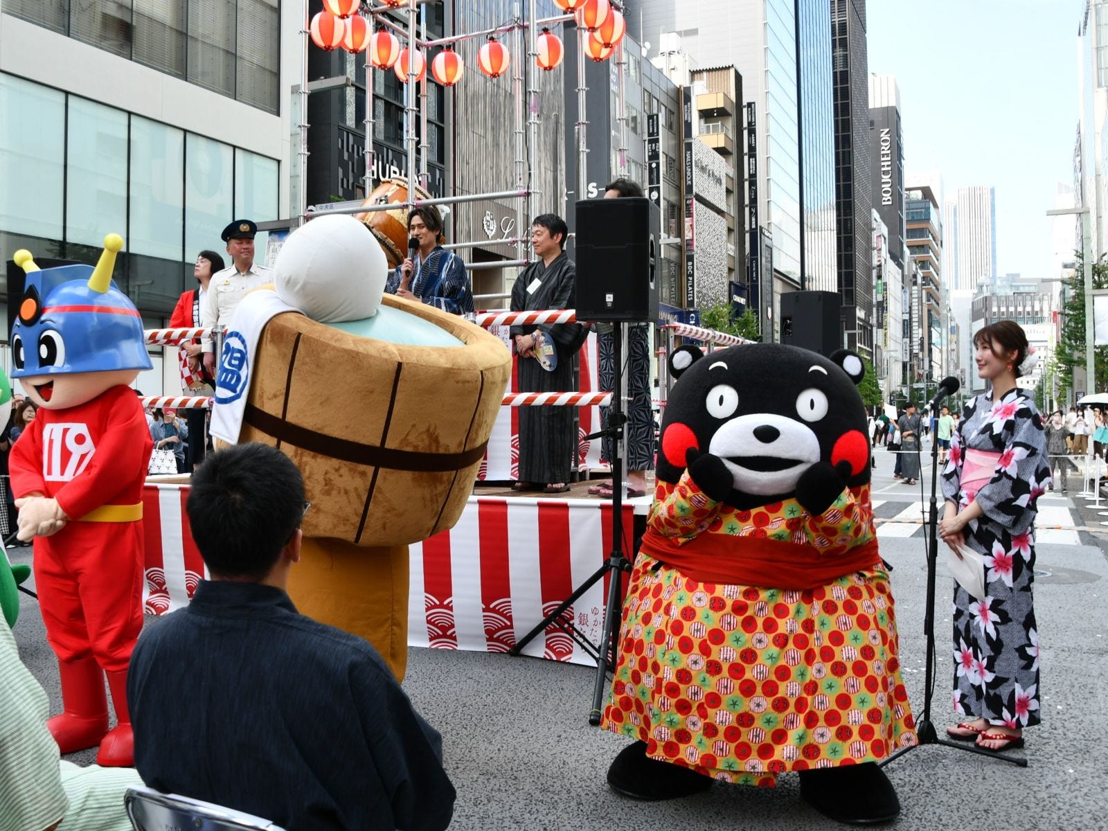 おともだちと一緒で楽しそう=8月2日、東京都中央区