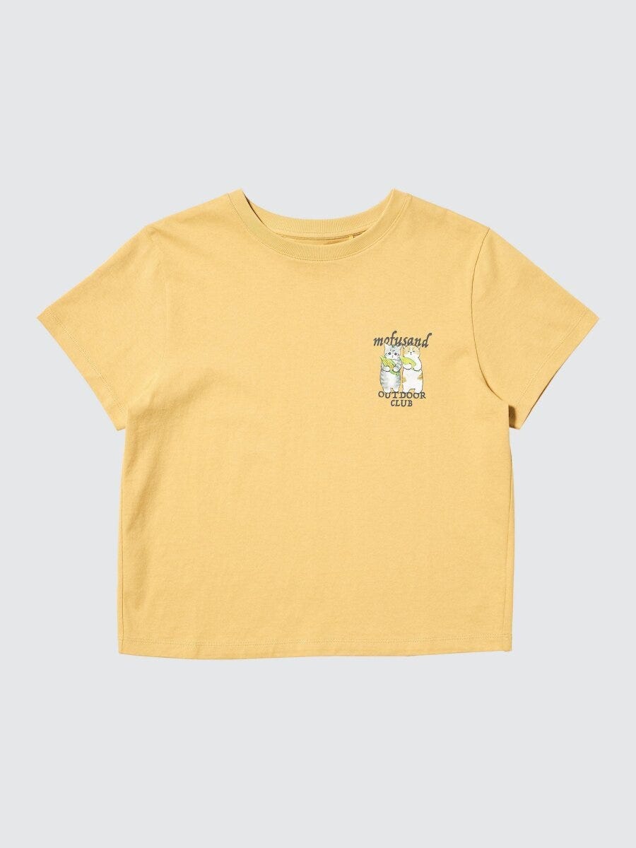 明るい黄色の半袖Tシャツに猫のキャラクターmofusandのイラストがプリントされている