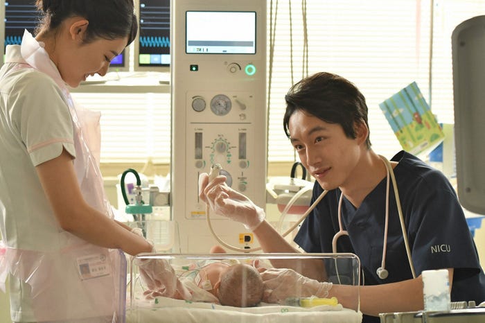 古畑星夏、坂口健太郎/「コウノドリ」第9話より(画像提供:TBS)