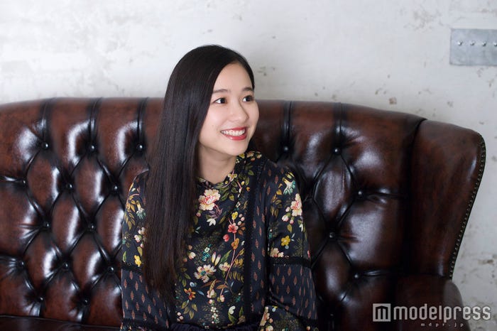 撮影現場の話をする堀田さんは本当に楽しそう♪ (C)モデルプレス