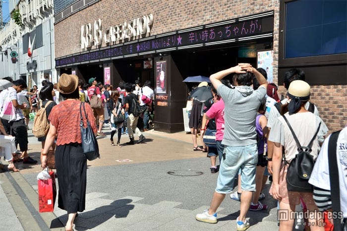 「AKB48 CAFE」にもファンが行列をつくっている