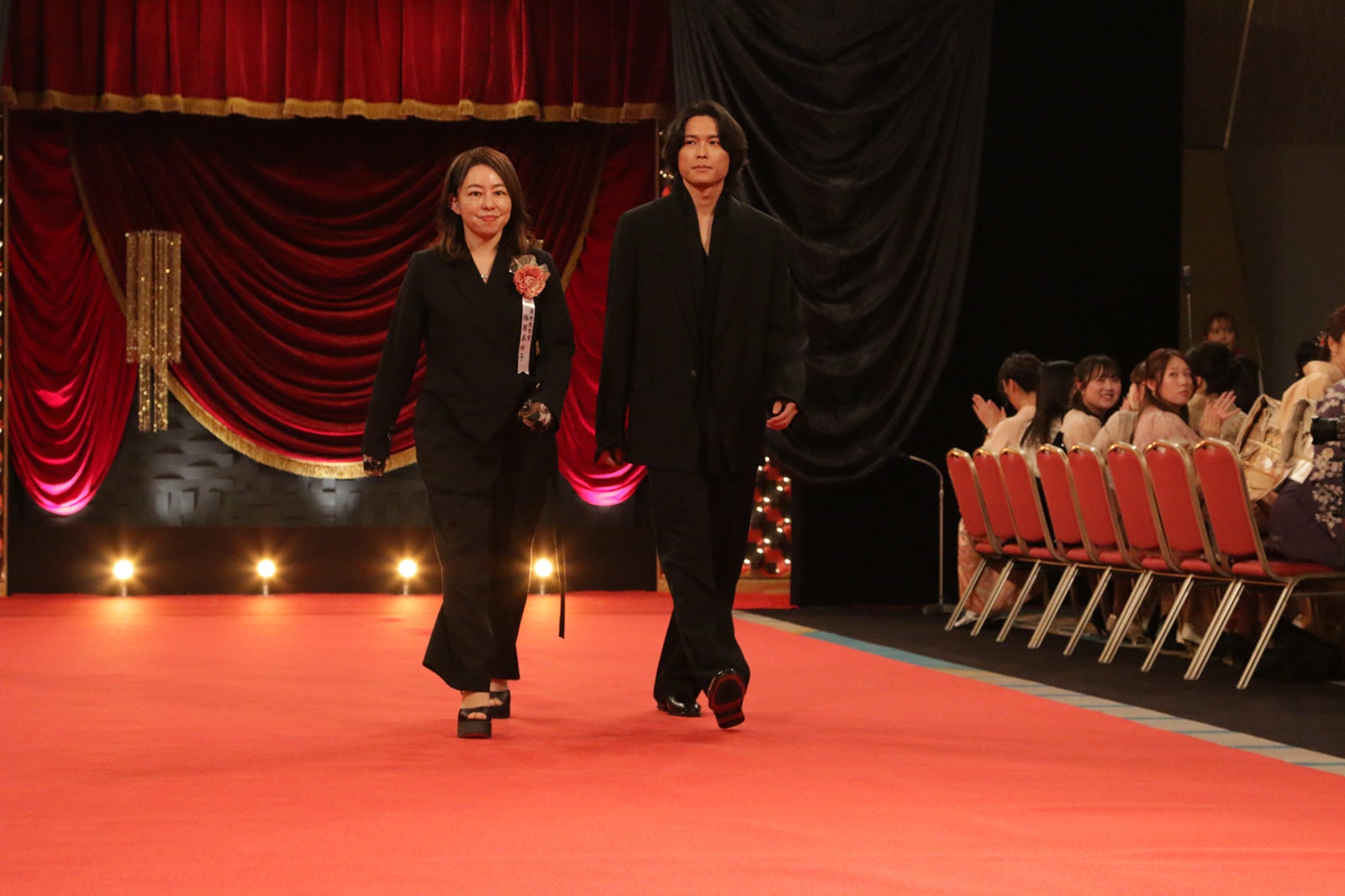 塚原あゆ子監督、松村北斗（C）日本アカデミー協会