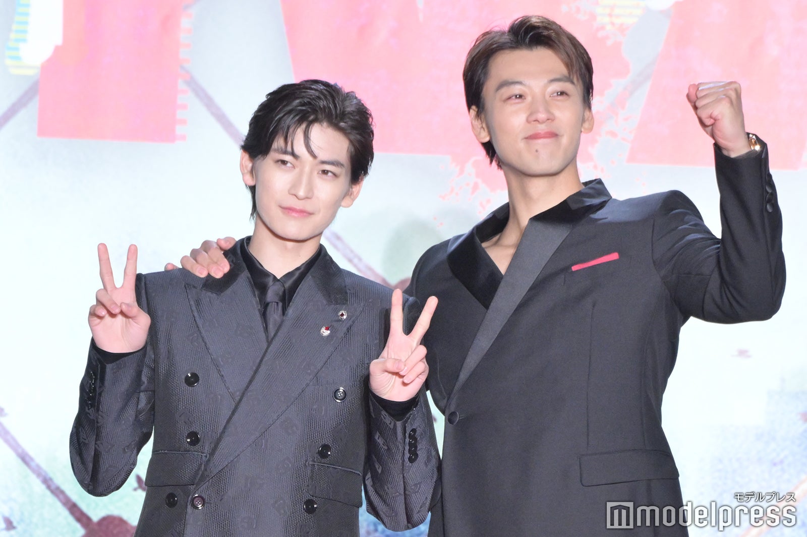 仲良く肩を組む高橋文哉、竹内涼真（C）モデルプレス