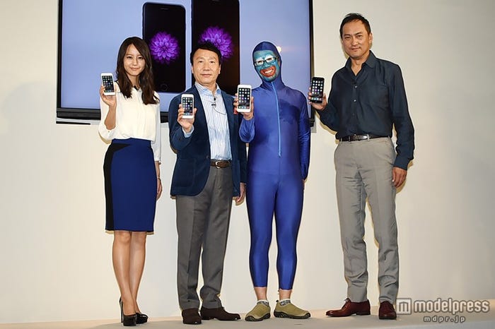 (左から)堀北真希、NTTドコモ代表取締役社長・加藤薫氏、一番乗りの購入者・佐藤英典さん、渡辺謙/NTTドコモのセレモニーの様子