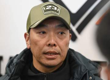 渋谷署前は騒然 巨人・阿部慎之助監督の逮捕で深夜に50人以上の報道陣が詰めかける 警察官が出て指示も