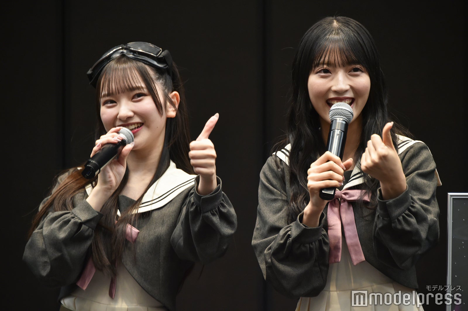 ナナナにグッドサインを贈る山崎空、佐藤綺星（C）モデルプレス