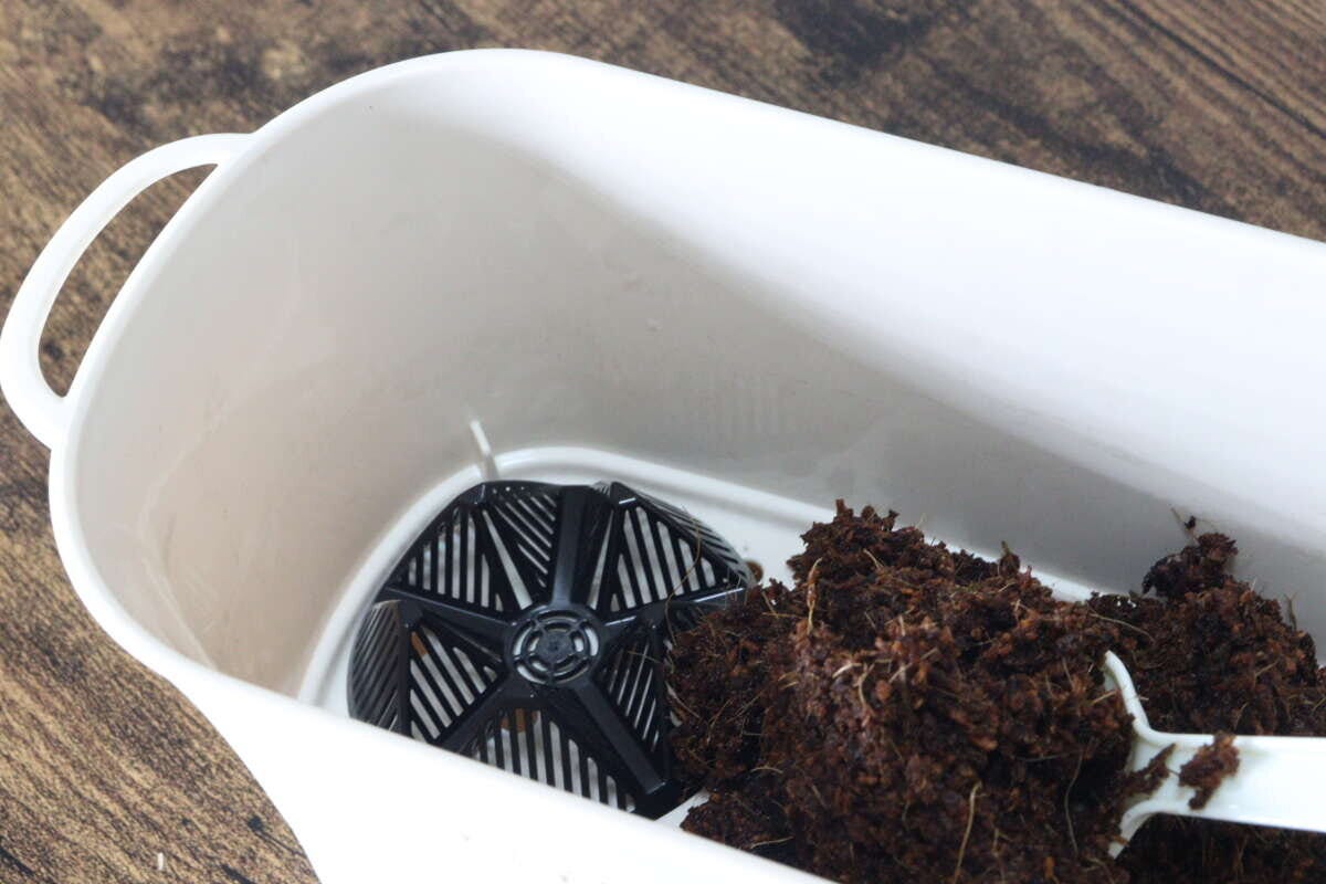 ダイソー バスケットプランター アイボリー ダイソーのバスケットプランター アイボリーに土を入れる