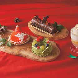 『ブッシュ・ド・ノエル ~グリオットチェリーのガトーショコラ~』『サンタクロース ~マスカルポーネムース&ストロベリージュレ~』『クリスマス・リースケーキ ~ピスタチオクリームのモンブラン仕立て~』『ホワイトプリン・パフェ ~チーズムース&レモングラスゼリー~』 ※2024年11月5日(火)より/画像提供:ユニバーサル・スタジオ・ジャパン