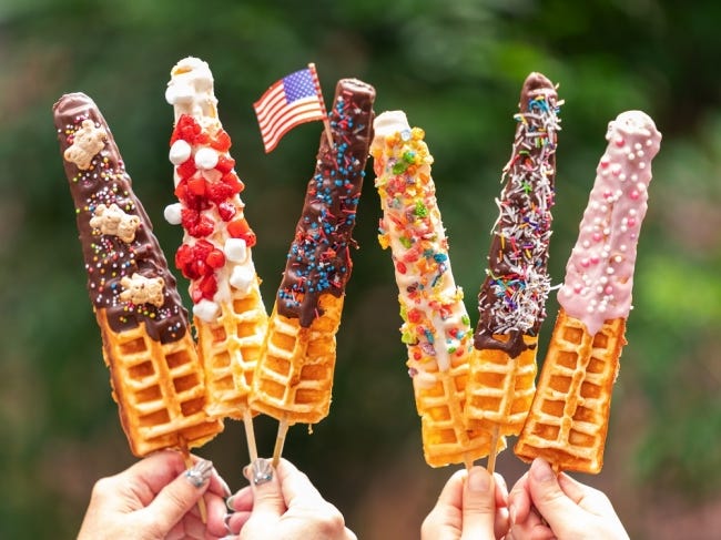 ロングワッフル店「スティッキー ワッフルズ」広島に “長さ22cm”でトッピング自由