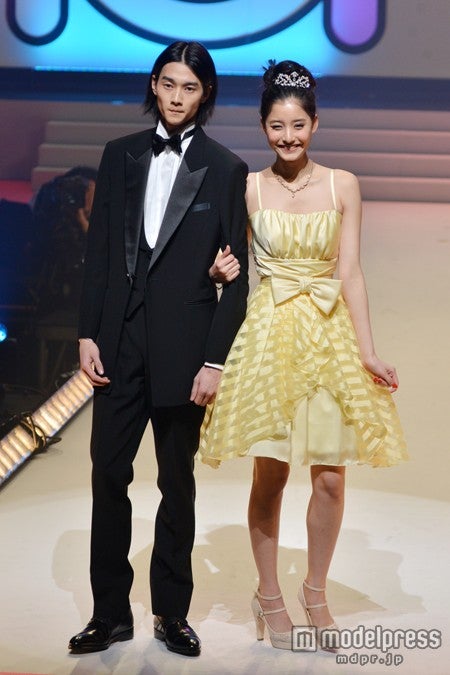 （左より）柳俊太郎、新木優子