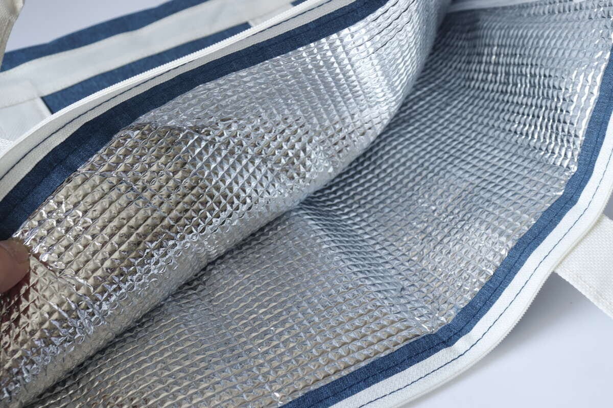 ダイソーのアルミ保温保冷バッグの中