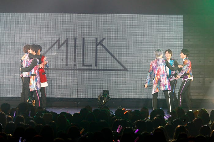 M!LK『7人7色~Winding Road~』(C)笹森健一、小坂茂雄