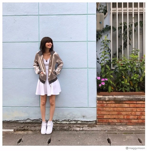 マギー、白ワンピでスラリ美脚　沖縄満喫で「あーかえりたくないよー」