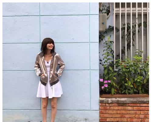 マギー、白ワンピでスラリ美脚 沖縄満喫で「あーかえりたくないよー」