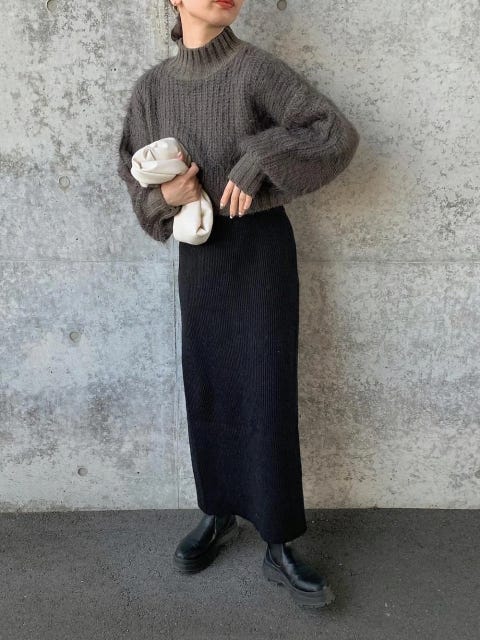 レディース　コーディネート　コーデ　着こなし　トレンド　おしゃれ　お洒落　オシャレ　2023　冬　2月　ニット　セーター　グレーニット　スカート　黒スカート