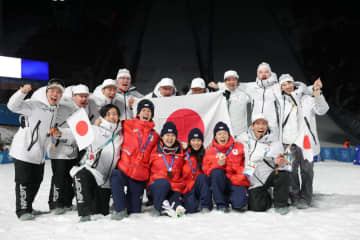 【ジャンプ】二階堂が「ビッグボス！」高梨沙羅も満面笑み 混合団体チームがコーチ陣へ感謝のメダル JOCが公開「むちゃくちゃいいシーン」