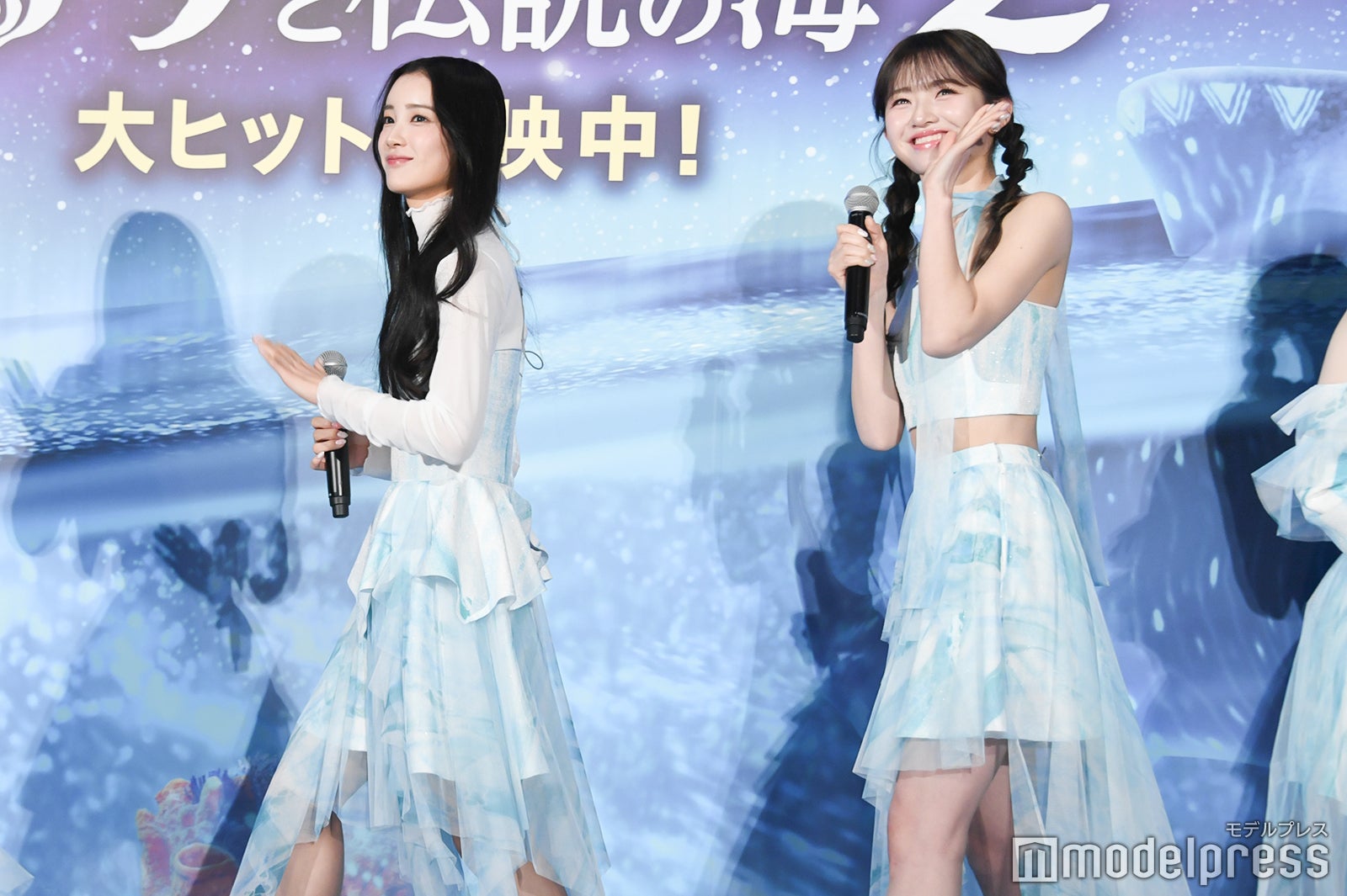 手を振りながら壇上を去るMIU（櫻井美羽）、COCORO（加藤心）（C）モデルプレス