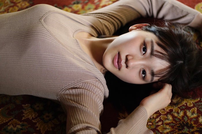 日向坂46佐々木美玲 大人の雰囲気醸すグラビア挑戦 艶やか美肌にドキッ モデルプレス