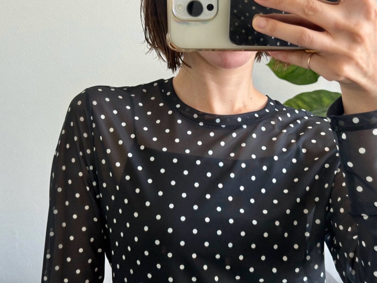 黒ドット柄シアーTを着た女性の上半身アップ 黒ドット柄シアーTを着た女性の上半身アップ