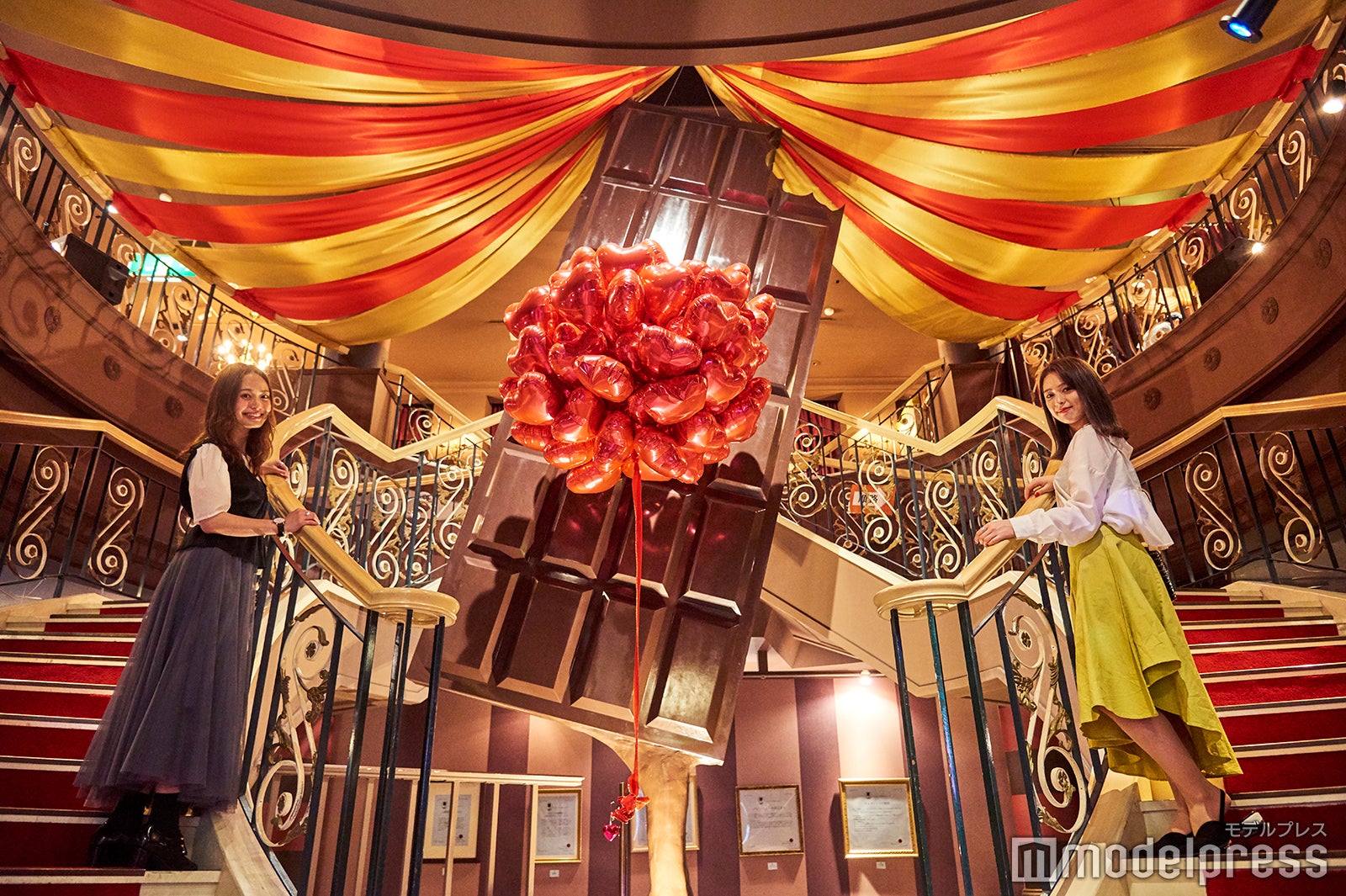 独り占めしたい！大きな板チョコレートのオブジェがお出迎え（C）モデルプレス