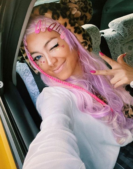 森星、“90年代のコギャル”完全再現 スラリ美脚際立つ制服ショットに絶賛の声