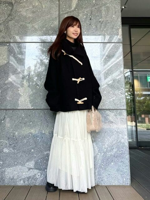 2025冬モノトーンきれいめカジュアル黒ダッフル×白ティアードスカートのミックスコーデ
