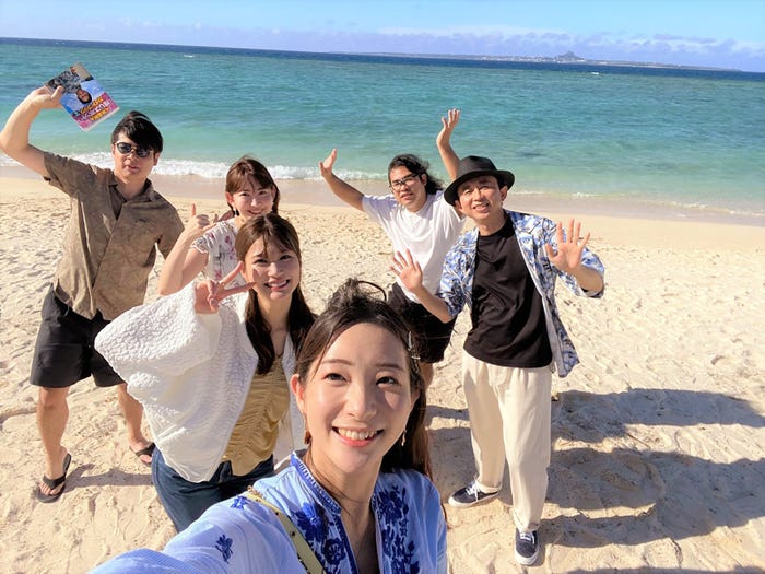 (手前から時計回りに)足立梨花、生見愛瑠、小嶋陽菜、吉村崇、中岡創一、有吉弘行 (C)フジテレビ