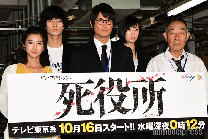 (左から)黒島結菜、清原翔、松岡昌宏、松本まりか、でんでん(C)モデルプレス