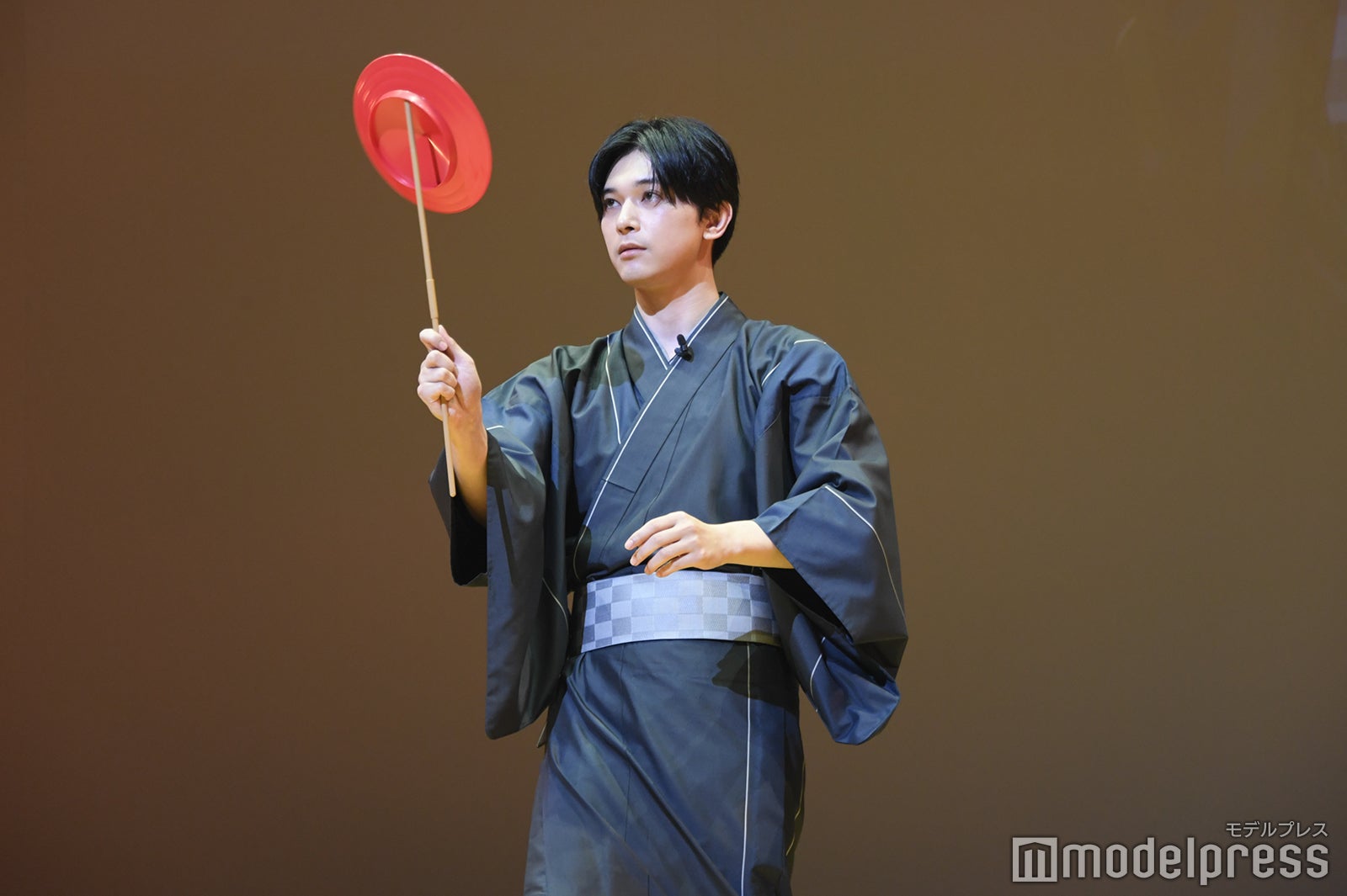 皿回しをする吉沢亮（C）モデルプレス