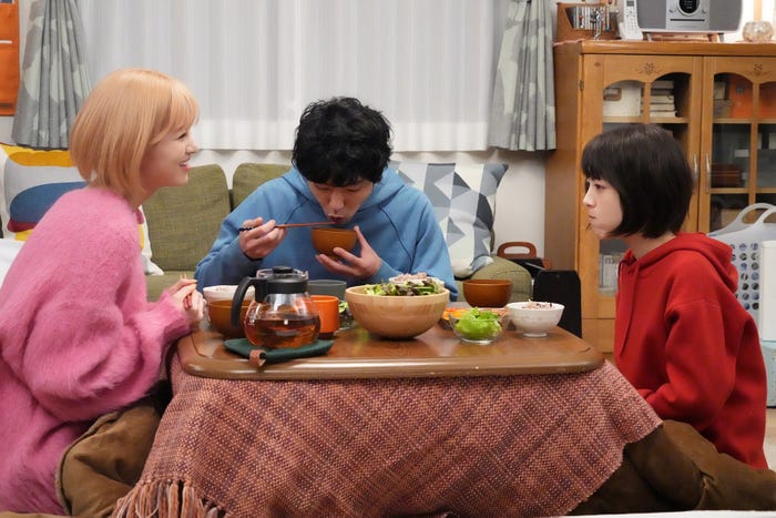 岡崎紗絵、柄本佑、浜辺美波/「ドクターホワイト」第1話より(C)フジテレビ